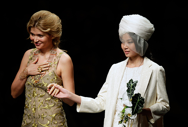 Гульнара Каримова (слева) на показе коллекции GULI в рамках недели моды в Пекине, 2012 год
