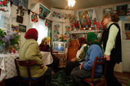 Жительницы деревни Погост Гомельской области смотрят выступление Александра Лукашенко