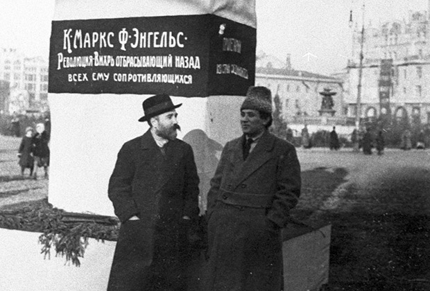 Лев Каменев и Григорий Зиновьев около временного памятника Карлу Марксу и Фридриху Энгельсу