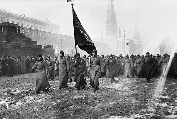 1927 год. Военный парад в честь 10-летия Октября на Красной площади 