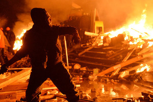 «Не бойтесь, мы бессмертные» Ночь на осажденном Майдане: репортаж «Ленты.ру»