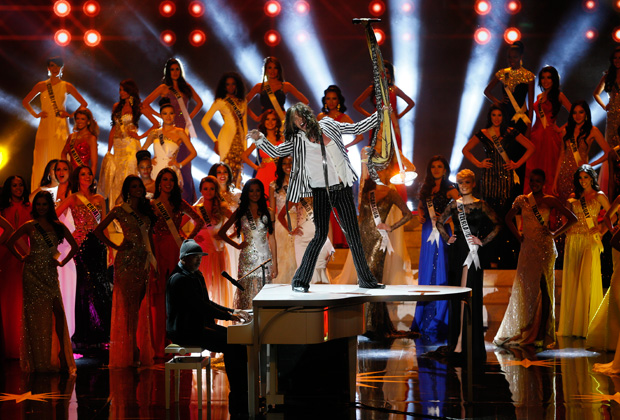 Стивен Тайлер выступает на конкурсе «Мисс Вселенная» в Москве