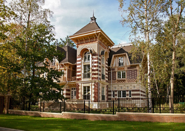 Девелоперы утверждают, что дома спроектированы по эскизам французских архитекторов при использовании архивных материалов конца XIX – начала XX века. 