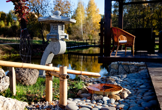В поселке есть беседки в японском стиле, сад камней, каскадные водопады.

