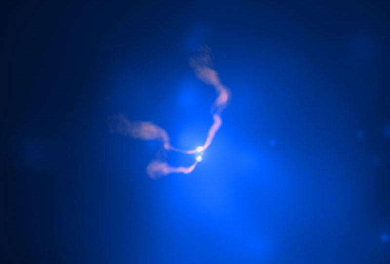 Система располагается на расстоянии 300 миллионов световых лет от Земли в скоплении Abell 400. На фото видны многочисленные джеты — потоки материи, движущейся с околосветовой скоростью.