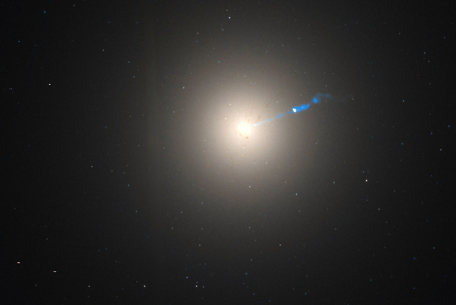 Эллиптическая галактика M87 располагается на расстоянии 53 миллионов световых лет от Земли. Длина джета на картинке — свыше пяти тысяч световых лет.