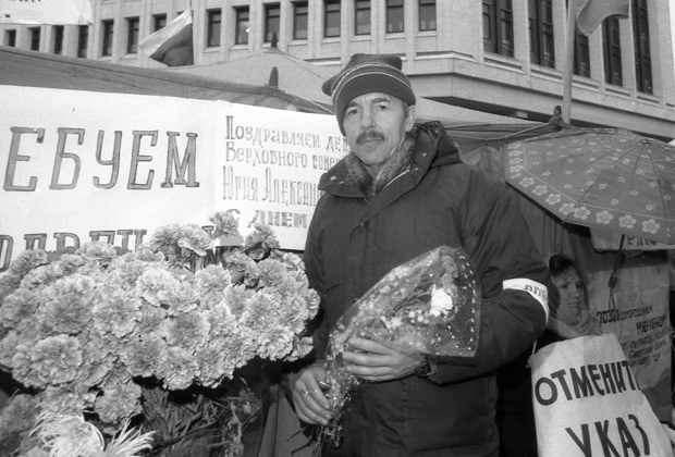 Юрий Мешков перед зданием Верховного совета Крыма, 1991 год