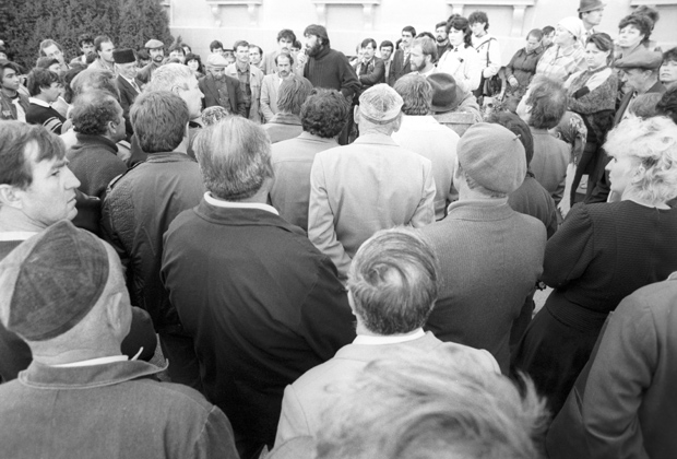 Митинг крымских татар у здания Симферопольского городского совета, 1991 год