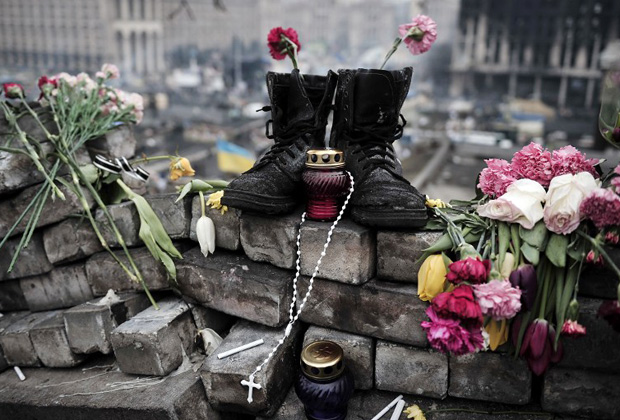 Импровизированный мемориал «Небесной сотне» на улице Институтской, Киев, 28 февраля 2014 года