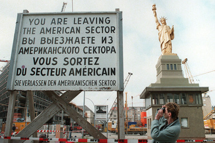 КПП «Чарли», ставший символом противостояния Запада и Востока в годы «холодной войны». 13 мая 1996 года