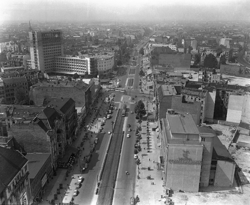 Одна из главных улиц Западного Берлина — Курфюрстендамм — в 1954 году.