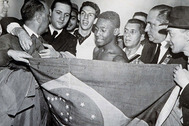 Пеле принимает поздравления после победы в финале чемпионата мира 1958 года