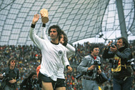 Сборная ФРГ — победители Чемпионата мира 1974 года с кубком. Герд Мюллер, забивший победный гол в финале