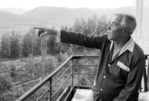 Виктор Астафьев на балконе своей квартиры в Красноярске, июль 1988 года