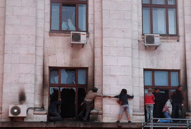 Люди во время пожара на карнизе здания Дома профсоюзов в Одессе, 2 мая 2014 года