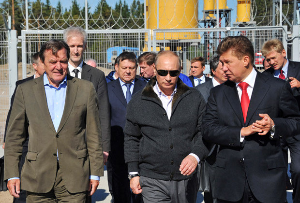 Герхард Шредер, Владимир Путин и Алексей Миллер на газокомпрессорной станции 