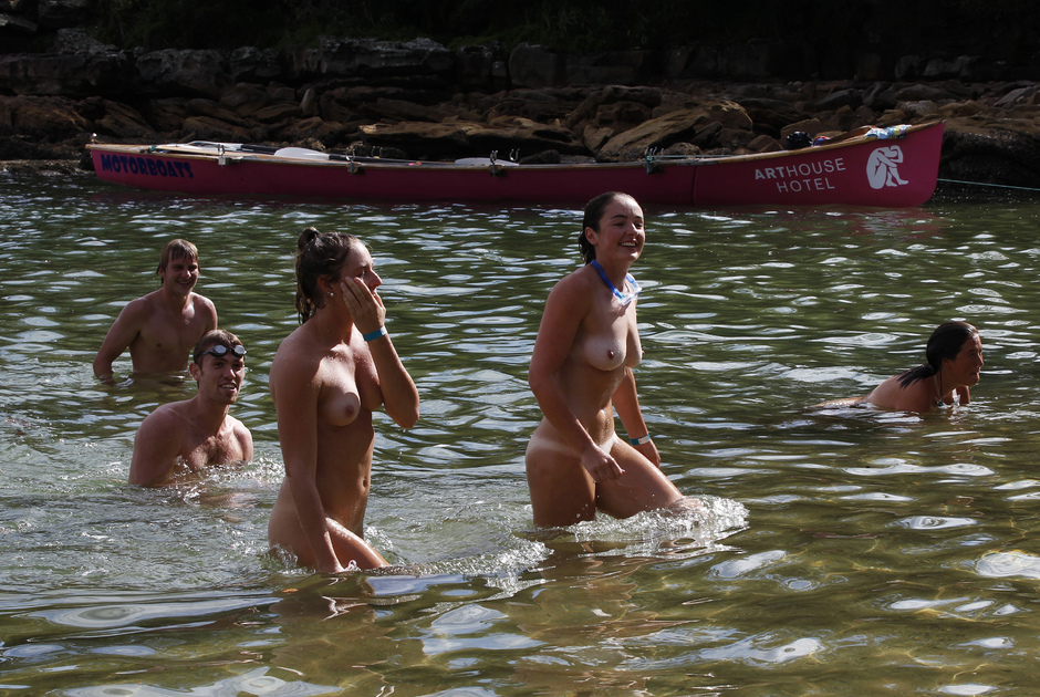 900-метровый заплыв без одежды в Австралии