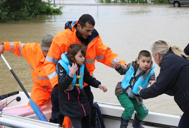 Сотрудники МЧС России оказывают помощь жителям одного из затопленных районов Сербии