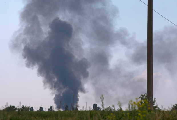 Черный дым от сбитого вертолета под Славянском, 29 мая 2014 года 