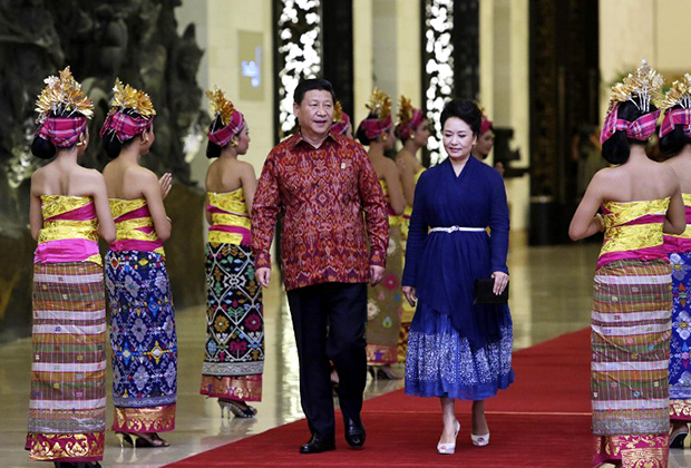Президент Китая Си Цзиньпин и Пэн Лиюань, Индонезия, 2013 год