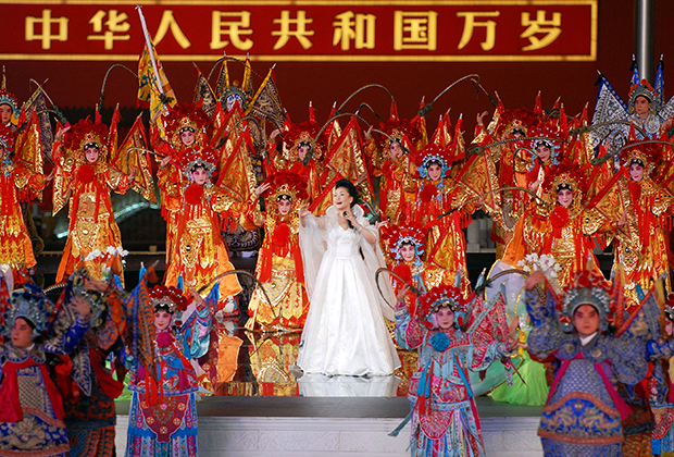 Пэн Лиюань выступает во время пекинской Олимпиады-2008