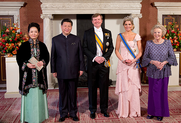 Пэн Лиюань, Си Цзиньпин, голландский король Виллем Александр, королева Максима и принцесса Беатрикс (слева направо) в королевском дворце в Амстердаме, 2014 год