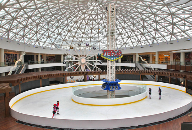 Каток в самом большом в России торговом центре VEGAS
