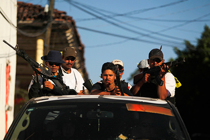 Антинаркотические ополченцы патрулируют улицы Паракуаро, Мексика