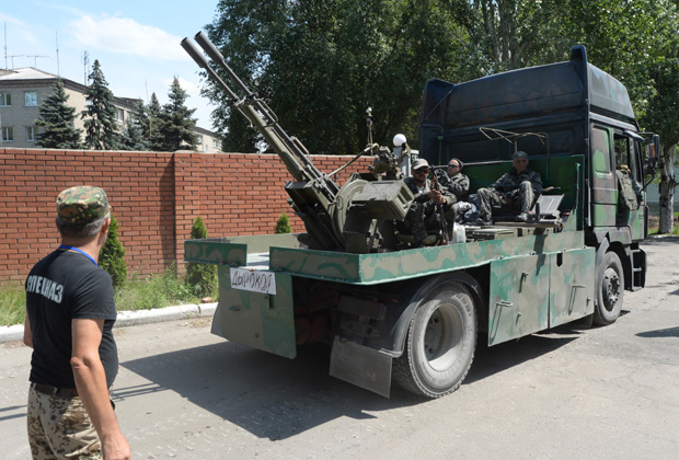 Военная техника ополченцев, прорвавшихся из оказавшегося в окружении украинских силовиков Славянска, на одной из улиц Донецка, 5 июля 2014 года