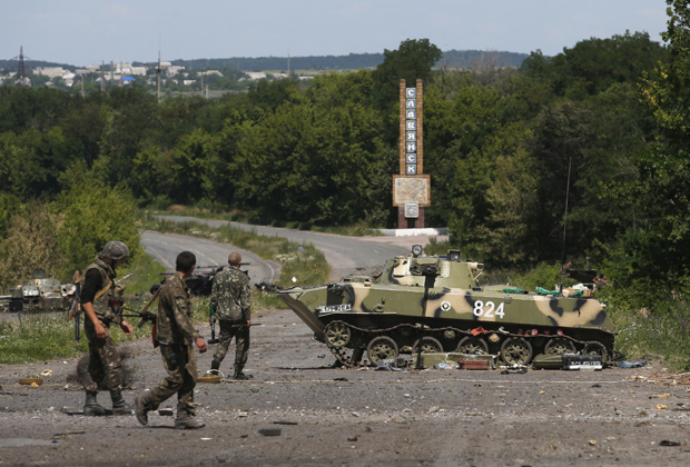 Украинские солдаты у въезда в Славянск, 5 июля 2014 года