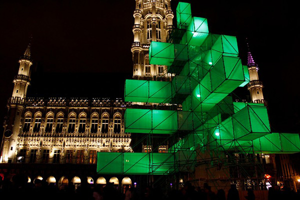 Горожане невзлюбили инсталляцию, поставленную вместо рождественской елки в Брюсселе
