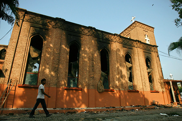 Сгоревшая церковь в Пакистане