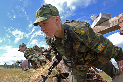 Курсантки Рязанского высшего воздушно-десантного командного училища имени генерала армии В.Ф. Маргелова проходят курс молодого бойца.