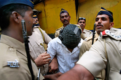 Полицейские сопровождают одного из четырех осужденных за групповое изнасилование, Мумбаи, Индия