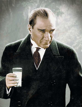 Кемаль Ататюрк со стаканом ракы