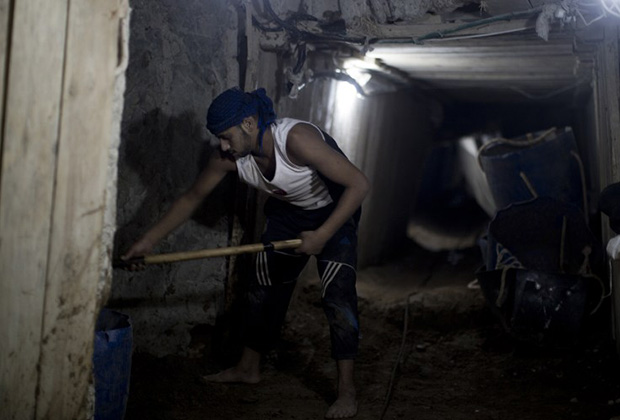 Палестинец работает в тоннеле. 11 сентября 2013 года