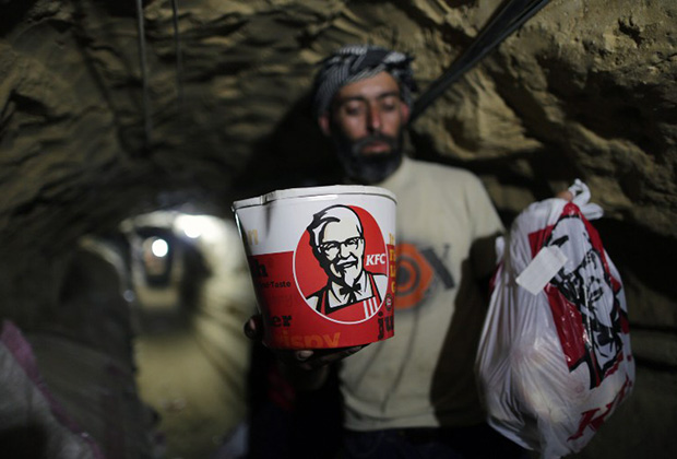 Контрабандист несет еду из KFC, 13 мая 2013 года