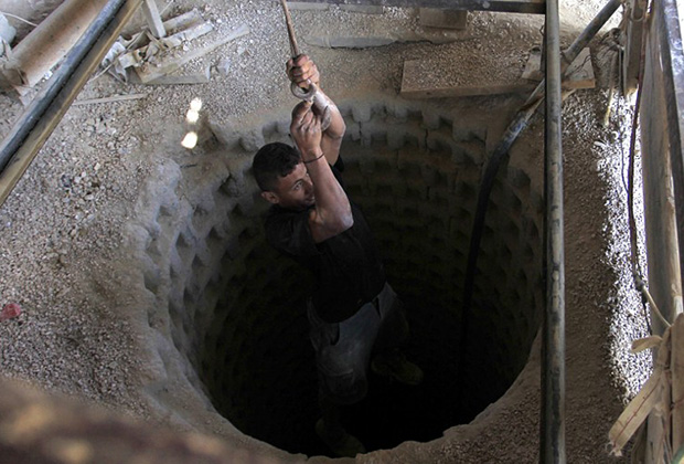 Палестинец спускается в тоннель, который ведет в Египет. 27 августа 2013 года