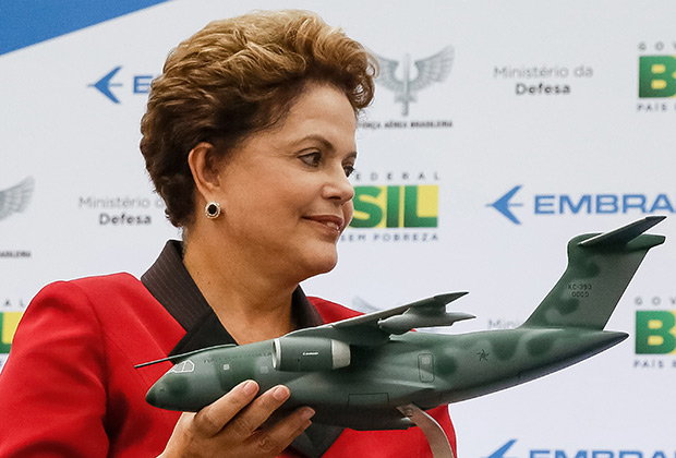 Президент Бразилии Дилма Русеф с макетом самолета KC-390