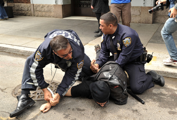 Нью-йоркские полицейские задерживают участника акции «Захвати Уолл-стрит»