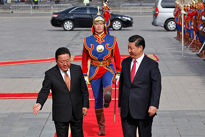Цахиагийн Элбэгдорж и Си Цзиньпин на площади Сухэ-Батора в Улан-Баторе, 21 августа 2014 года 