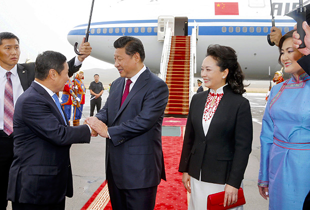 Премьер-министр Монголии Норовын Алтанхуяг приветствует Си Цзиньпин с его супругой,  Монголия, 21 августа 2014 года