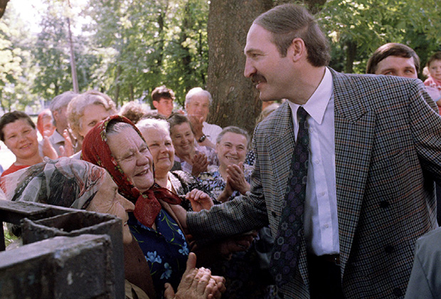 Александр Лукашенко в Шклове перед избирательным участком, 10 июля 1994 года