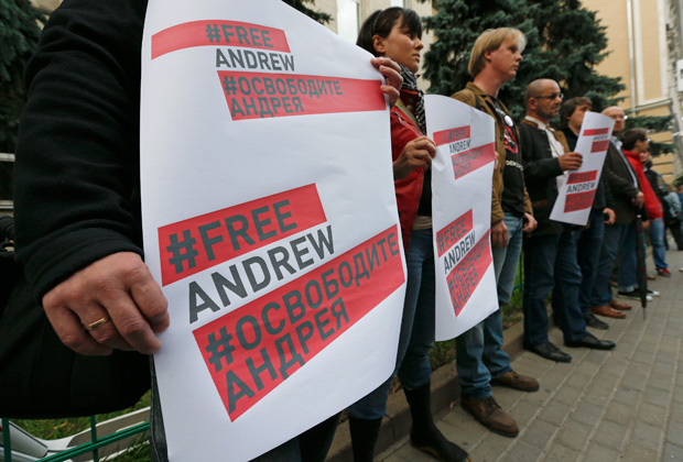 Участники акции в поддержку Андрея Стенина у посольства Украины в РФ, 26 августа 2014 года