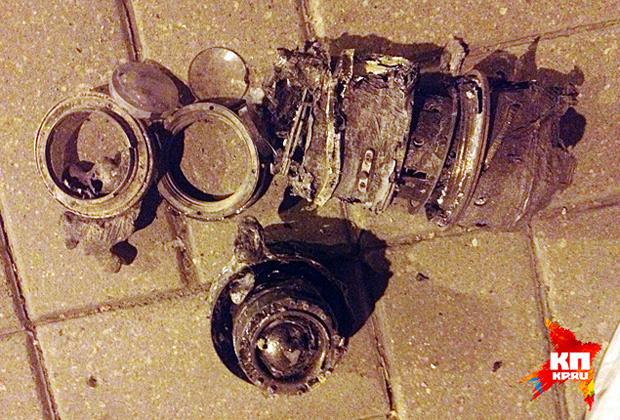 Обгоревшие фотообъективы, найденные рядом с автомобилем «Рено Логан», в котором передвигались Андрей Стенин и его спутники