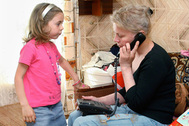 Наталья Зарубина с дочерью Александрой в своем доме в поселке Пречистое, 2009 год