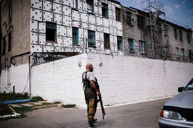 Патрулирование во дворе колонии строгого режима в Донецке, 2014 год