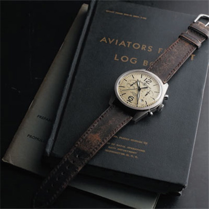 Бразильский авиатор Альберто Сантуш-Дюмонт, заказал часы у своего друга Луи Картье. Они были ему нужны, чтобы точно рассчитать время полета и не разбиться из-за нехватки топлива.