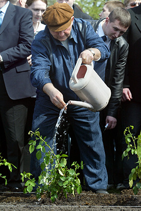 Юрий Лужков на субботнике 30 апреля 2005 года
