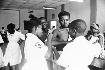 Конголезцам делают прививки. Февраль 1962 года, Леопольдвиль